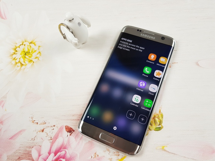 Màn hình cạnh với nhiều tùy chỉnh của Samsung Galaxy S7 Edge 
