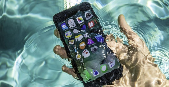 Nên hay không việc ngâm và dùng điện thoại dưới nước khi sở hữu IP68 ?