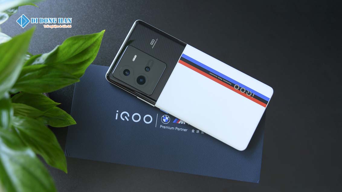 Vivo iQOO 10 Pro cũng là một mẫu điện thoại hỗ trợ sạc nhanh.jpg