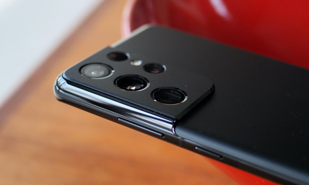 Mặt sau của máy nổi bật với trang bị 4 camera chính
