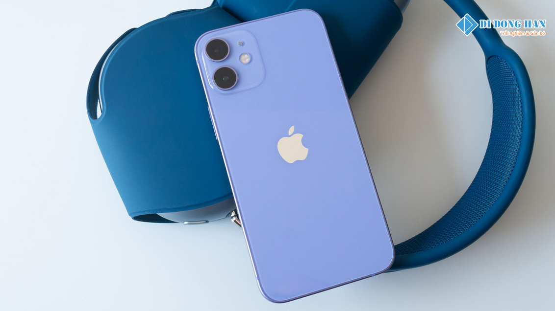 sự nhỏ gọn của iPhone 13 mini.jpg
