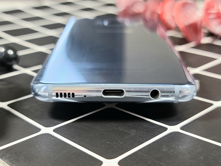 Cạnh dưới của Galaxy S8 xách tay Hàn Quốc
