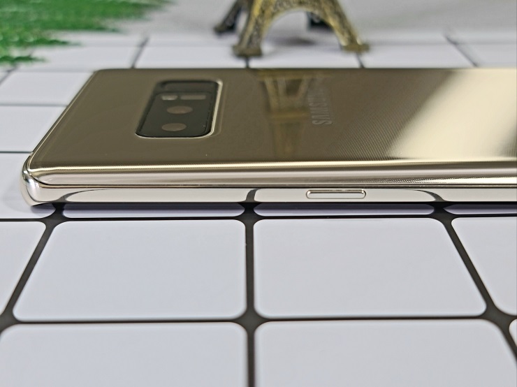 Cạnh phải của Galaxy Note 8 xách tay Hàn Quốc