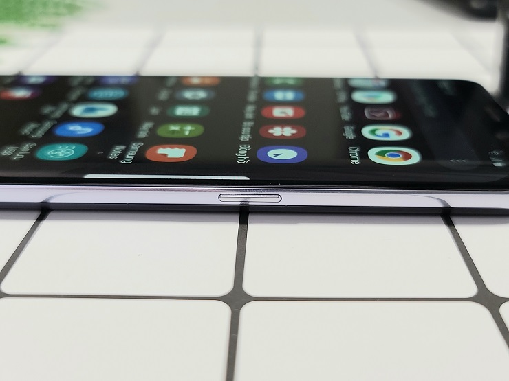 Cạnh phải của Galaxy S8 plus quốc tế