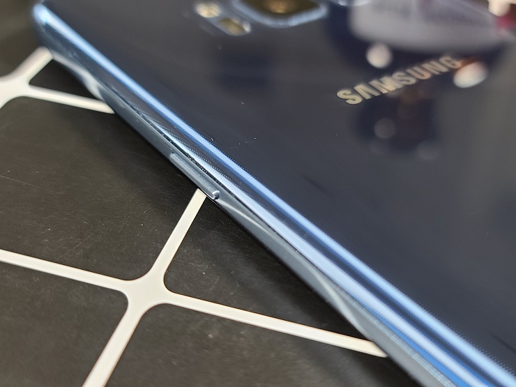 Cạnh phải của Galaxy S8 xách tay Hàn Quốc