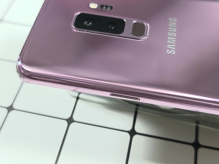 Cạnh phải của Galaxy S9 Plus xách tay Hàn Quốc