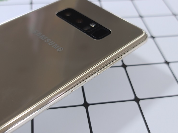 Cạnh trái của Galaxy Note 8 xách tay Hàn Quốc