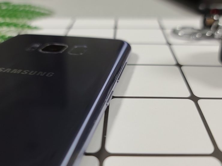 Cạnh trái của Galaxy S8 Plus quốc tế