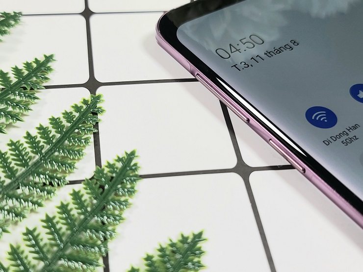 Cạnh trái của Galaxy S9 Plus xách tay Hàn Quốc