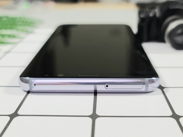 Cạnh trên của Galaxy S8 Plus quốc tế
