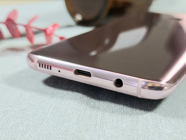 Canh dưới của Galaxy S8 Plus xách tay Hàn Quốc