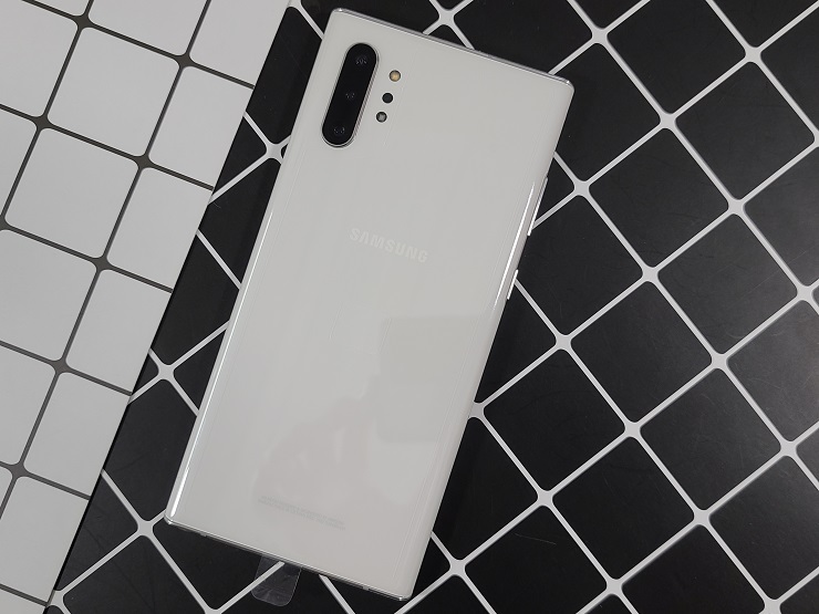 Mặt lưng của Galaxy Note 10 Plus chính hãng