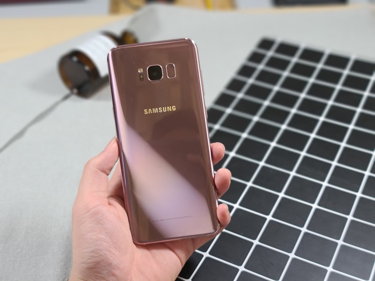 Mặt lưng của Galaxy S8 Plus xách tay Hàn Quốc